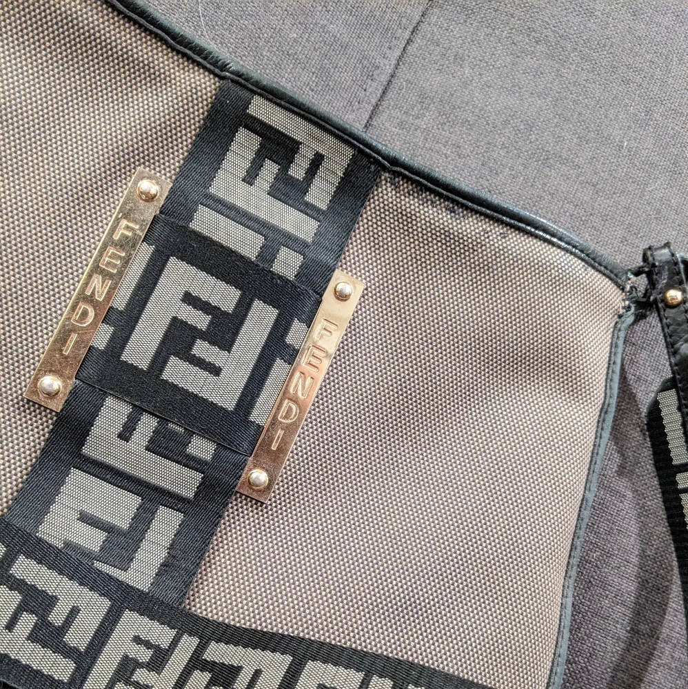 Fendi: Logo Strap Borsa Tape Monogram Mamma Zucca Crossbody Bag - Picture 10 of 14